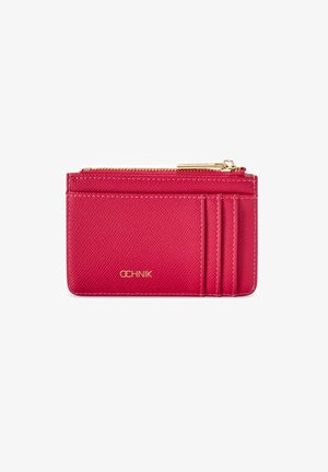 Czerwony teksturowany skórzany etui na karty z złotym zamkiem błyskawicznym, trzema miejscami na karty i złotym logo OCHNIK na środku z przodu.