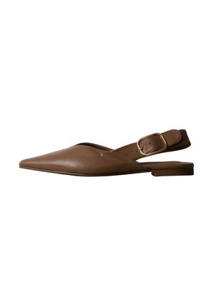 Chaussure plate en cuir marron à bout pointu avec bride arrière, boucle dorée réglable et petit talon.