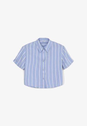 Camicia corta a maniche corte di un azzurro chiaro, con strisce verticali bianche, chiusura con bottoni e colletto aperto. Texture liscia simile al cotone.