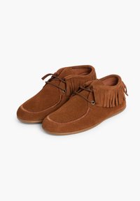 Bruine suède mocassin-stijl schoenen met franjes, ronde neus en vetersluiting, met een gevoerde binnenzool en flexibele zool.