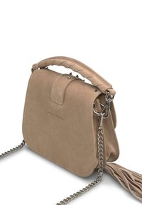 Beżowa torebka z zamszu z plecionym uchwytem, srebrnym łańcuszkiem i ozdobnymi ćwiekami. Posiada zapięcie na klapkę oraz detal w postaci frędzli.