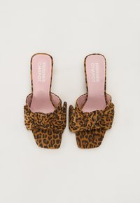 Mules à talons hauts en imprimé léopard avec un détail en nœud ; dotés d'un bout carré et d'une semelle intérieure rembourrée rose. Matériau en suède doux.