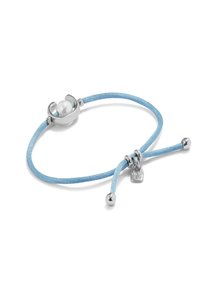 Pulsera textil azul con un cierre de plata, un charm de perla y pequeños detalles metálicos para ajuste. Textura suave con un diseño elegante.