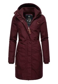 Burgunderrød ytterjakke med hette, glidelås og knappelukking; har to frontlommer og et mønstret innerfôr.