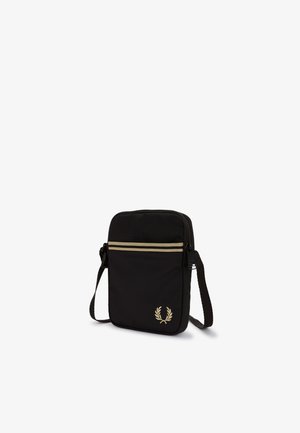 Sac bandoulière rectangulaire noir avec des rayures beige près du haut et un logo de couronne de laurier beige dans le coin inférieur, sangle ajustable attachée.