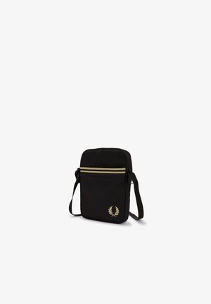Sac bandoulière rectangulaire noir avec des rayures beige près du haut et un logo de couronne de laurier beige dans le coin inférieur, sangle ajustable attachée.