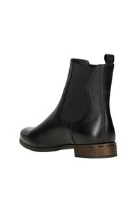 Zwarte leren Chelsea boot met elastische zijpanelen, een ronde neus en een houten hakaccent. Gladde textuur met minimale details.