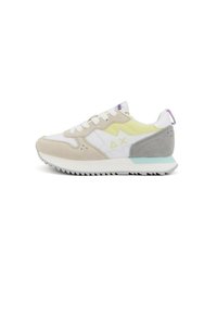 Sneaker mit einem beige-weißen Obermaterial, gelben Akzenten, einer grauen Wildleder-Ferse und einer strukturierten weißen Sohle mit Profilmustern.