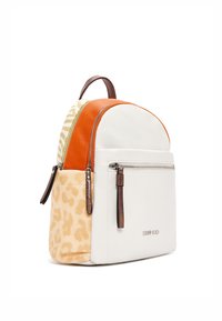 Compact rugzak met een wit voorvak, oranje bovenkant, beige luipaardprint zijkanten, bruine ritstrekker en een handvat aan de bovenkant.