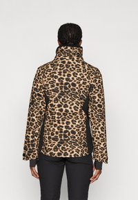 Jasje met luipaardprint, hoge kraag, lange mouwen en zwarte zijpanelen. Gemaakt van een zachte stof en heeft een ontspannen pasvorm.