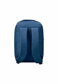 Achteraanzicht van een blauwe rugzak met gewatteerde, verstelbare banden, een rechthoekig ontwerp en een gladde stoftextuur. Minimale zichtbare details.
