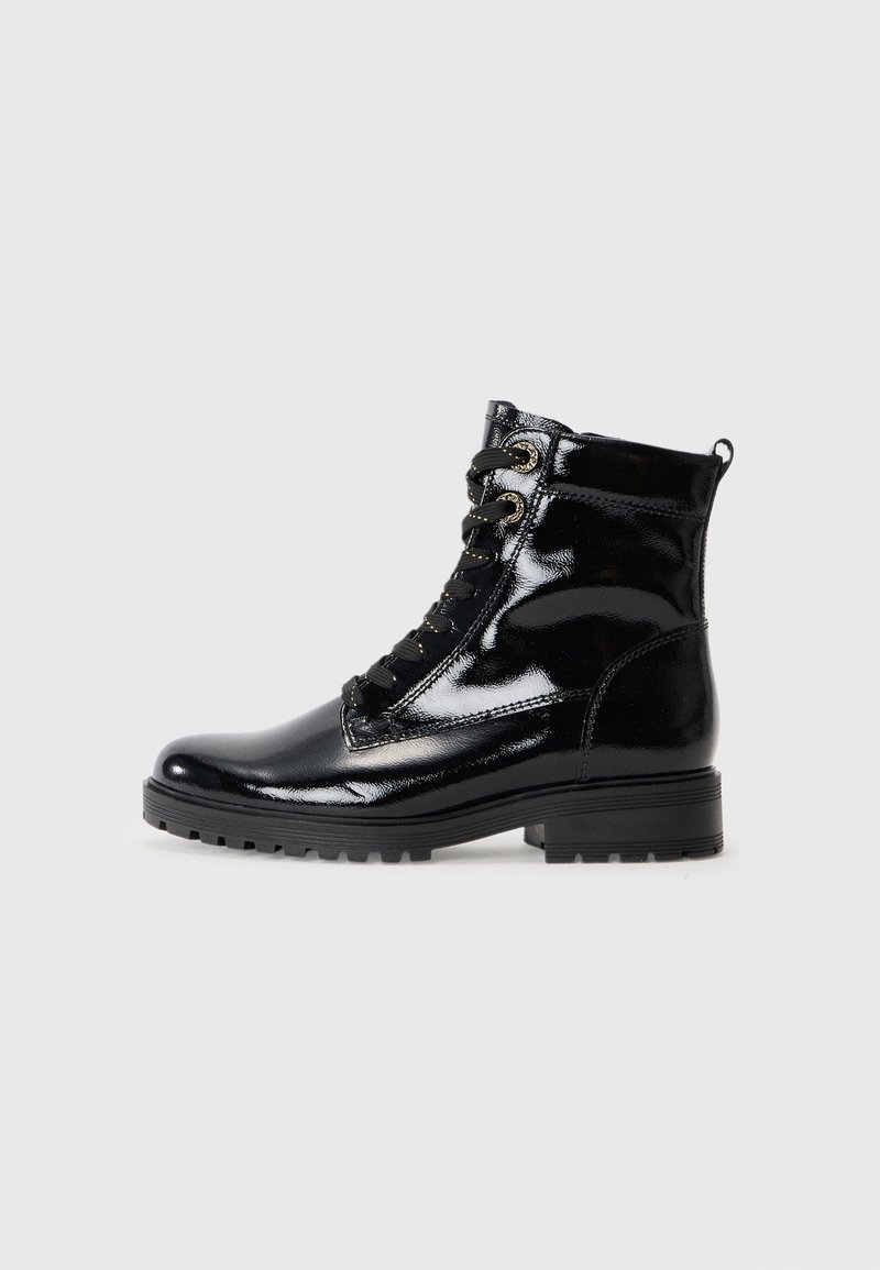 Botte noire en cuir brillant à lacets, talon bas et semelle robuste, vue de côté sur un fond clair uni.