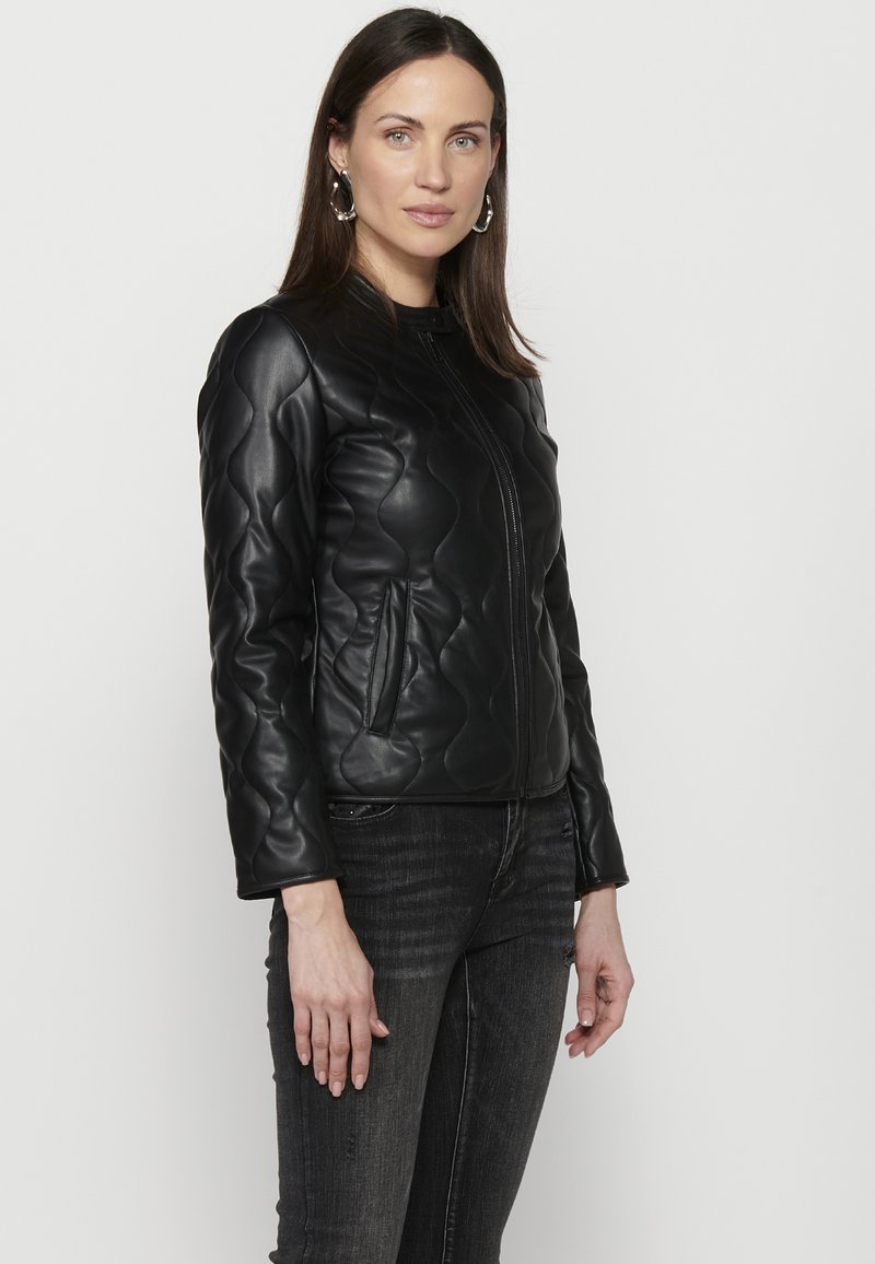 Giacca Imbottita Invernale Donna Nera Con Collo Alto In Faux-pelliccia E Tasche Con Zip - Stile Urbano Koröshi