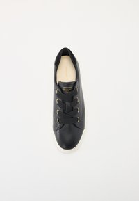 Sneaker in pelle nera con punta tonda, suola in gomma bianca e sei occhielli neri per i lacci accentuati da hardware dorato. Fodera interna morbida.