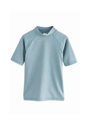Camisa de surf de manga corta en azul claro con cuello alto, hecha de una tela suave y elástica. Incluye un pequeño logo en la parte delantera.