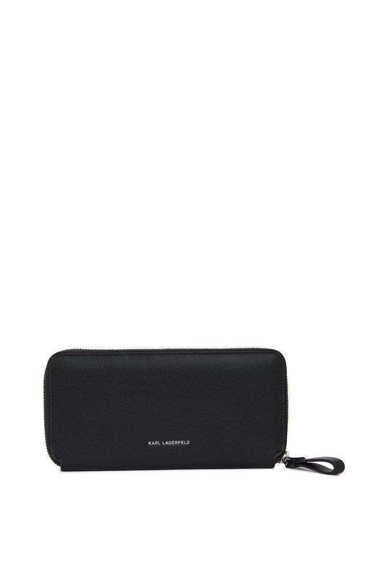 Portefeuille en cuir noir avec une fermeture éclair, texture lisse et logo blanc en détails à l'avant. Forme slim et rectangulaire.