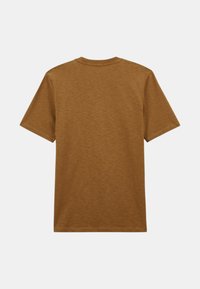 T-shirt à col rond à manches courtes de couleur marron uni avec un tissu légèrement texturé, vu de dos sur un fond blanc.