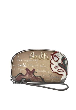 Pequeño monedero de muñeca beige y marrón con cremallera, diseño floral y texto en cursiva que incluye "Anekke" y una cita inspiradora.