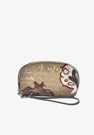 Pequeño monedero de muñeca beige y marrón con cremallera, diseño floral y texto en cursiva que incluye "Anekke" y una cita inspiradora.