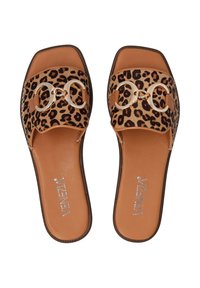 Sandaler med leopardmønster og brunt læderfodseng, guld rund hardwaredetalje og firkantet tådesign.