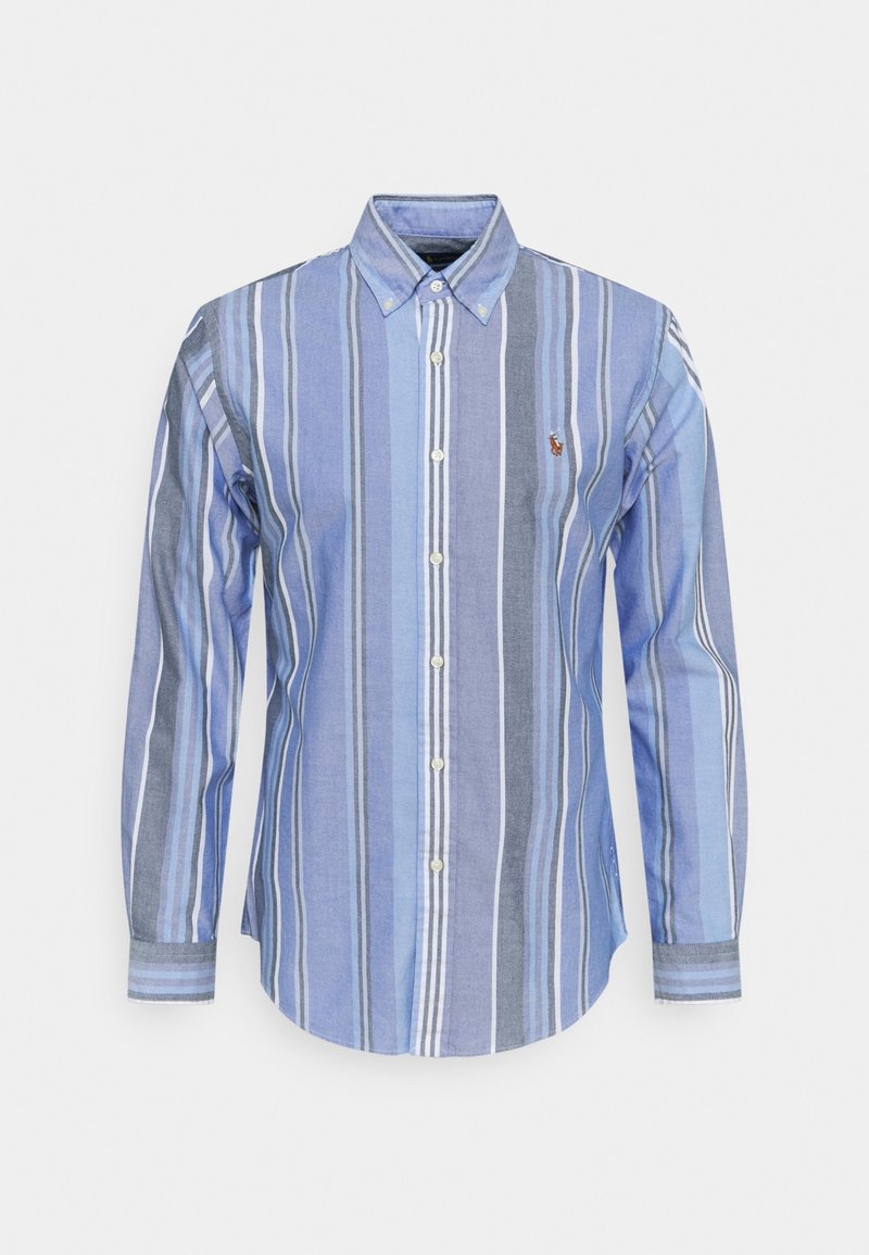 Chemise à manches longues boutonnée avec des rayures verticales bleues, grises et blanches et un petit logo brodé sur la poitrine gauche.