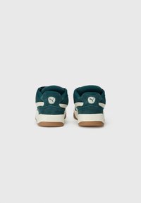Baskets en daim vert avec des accents blancs et des semelles en caoutchouc texturé. Présentent un logo rond sur le talon et un design à tige basse.