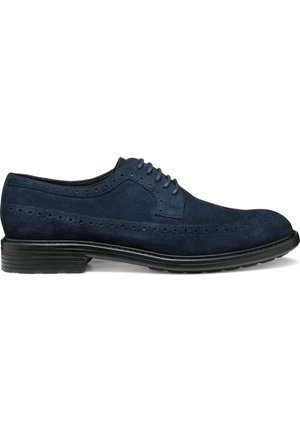 Zapatos de vestir de ante azul marino con detalles de brogue, punta redonda, suela de goma negra y seis ojetes para los cordones, diseñados para ocasiones formales.