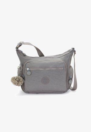 Šedá látková crossbody taška s nastavitelným popruhem, přední zipová kapsa, embosované logo a přívěsek z kožešiny na zipu.