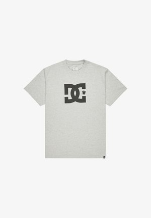 Grijze katoenen t-shirt met korte mouwen, voorzien van een groot zwart DC-logo en sterrenprint in het midden. Ronde hals ontwerp, eenvoudige structuur.