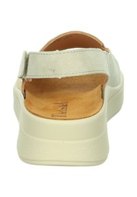 Hellgraue Wildleder-Riemensandaletten ohne Ferse mit einer gepolsterten Innensohle und einer dicken weißen Gummisohle. Verfügt über einen breiten Riemen am Rücken.