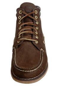 Hnědé kožené šněrovací boty s polstrovaným kotníkem, béžovým švem, mosaznými očky a gumovou podrážkou, pohled zepředu.