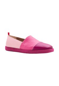 Scarpe slip-on in pelle con un design color-block nei toni del rosa chiaro, rosa scuro e viola. Suola in gomma testurizzata con un'etichetta di accento rossa.