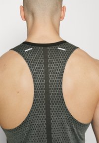 Nike Performance M NK DFADV TECHKNIT ULTRA TANK - Topp - black/smoke grey
