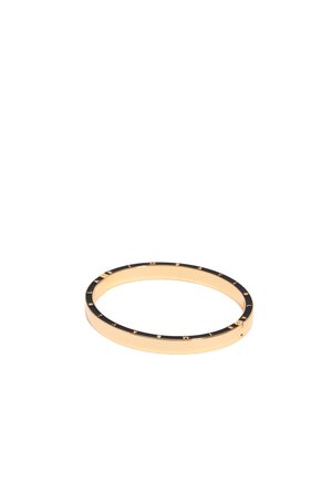 Pulsera de oro con borde de esmalte negro que presenta letras grabadas uniformemente espaciadas alrededor de su circunferencia.