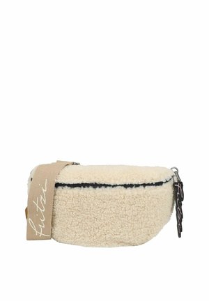 Borsa in tessuto morbido di colore crema, con chiusura a zip, dettagli neri e una tracolla beige con testo bianco. Include un tag decorativo.