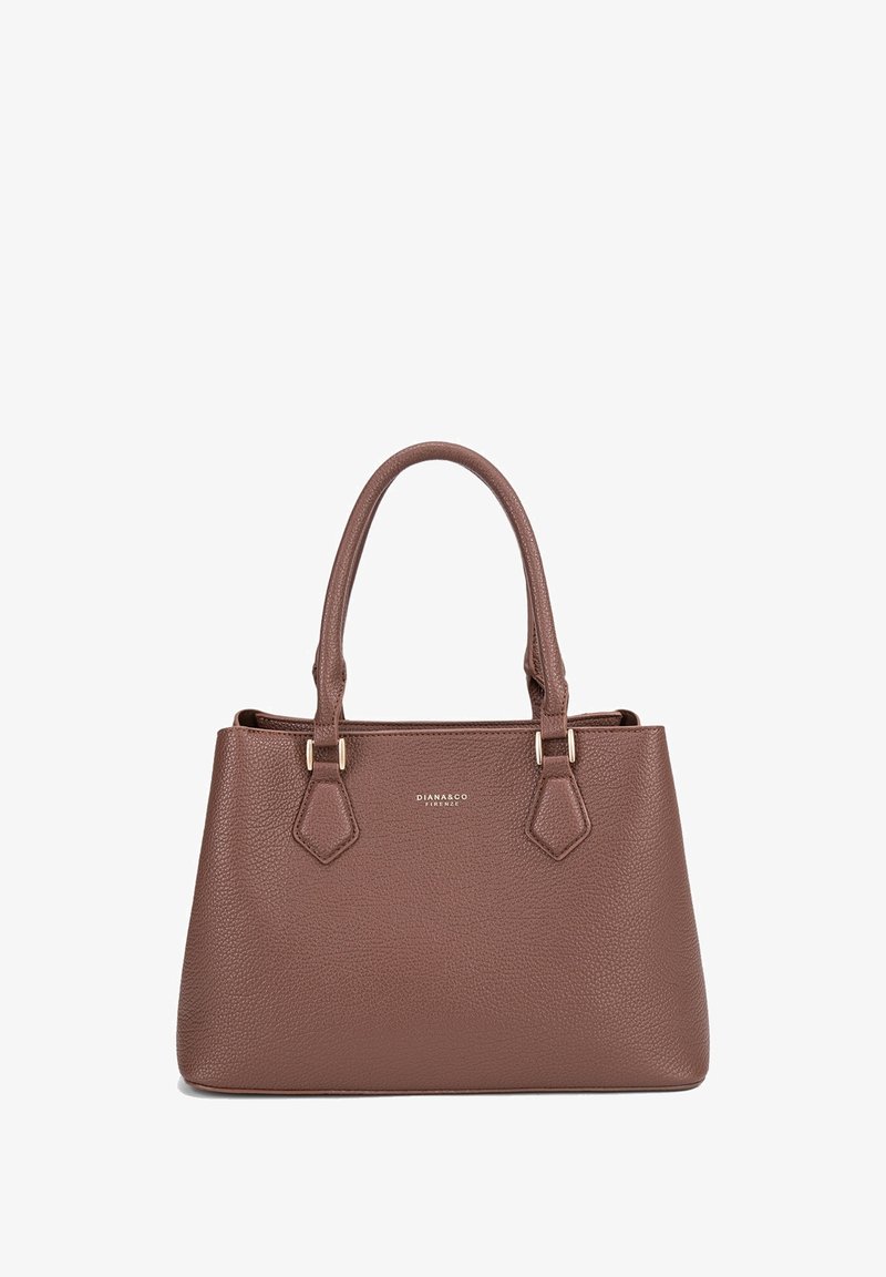 Borsa a tracolla in pelle marrone texturizzata con due manici robusti, dettagli in metallo dorato e forma rettangolare con un logo sul davanti.