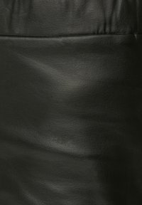 Zwart leren stof met een gladde textuur, met subtiele rimpels en een zachte glans. Ideaal voor kleding- of accessoireontwerp.
