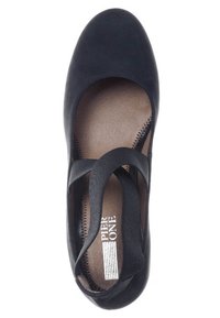 Ballerines en suede noir avec un bout arrondi, des sangles croisées et une semelle intérieure marron portant le logo "Pier One". Texture lisse avec un design minimaliste.