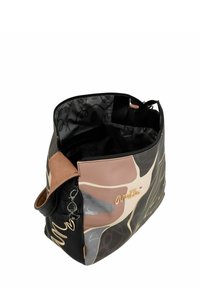 Torebka w wielu kolorach wykonana z teksturowanego syntetycznego materiału z czarnymi, szarymi, kremowymi i różowymi wzorami. Posiada zapięcie na zamek i kieszeń wewnętrzną.