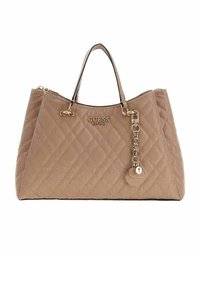 Borsa beige trapuntata con doppi manici, minuteria dorata e portachiavi. Presenta un design con logo inciso sulla superficie. Chiusura con cerniera.