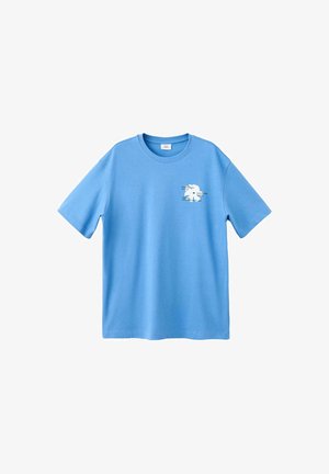 T-shirt bleu clair à manches courtes avec un petit motif blanc et un texte noir sur la partie supérieure gauche de la poitrine.