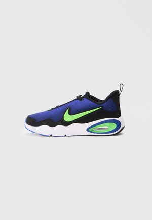 Kék és fekete sportcipő neon zöld Nike logóval, fehér talppal, kék és zöld akcentusokkal, valamint látható levegőpárnás sarokkal.