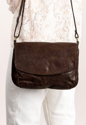 Braune Leder-Crossbody-Tasche mit weicher Textur, rechteckiger Form und Klappenverschluss. Verfügt über einen langen, verstellbaren Tragegurt.