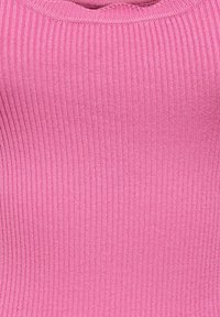 Gros plan sur un tissu tricoté côtelé rose avec un col arrondi, montrant la texture et le motif côtelé vertical.