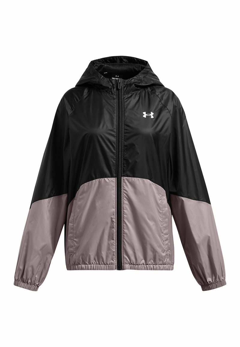 Sort og lyserød letvægtsjakke med hætte, lynlås foran, elastiske manchetter og Under Armour-logo på brystet. Glat, skinnende tekstur.
