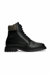 Schwarze Leder-Schnürstiefelette mit gepolstertem olivgrünem Kragen und robustem Sohlen, Seitenansicht auf weißem Hintergrund.