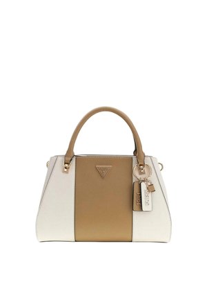 To-tone beige og hvid struktureret håndtaske med top-håndtag, guldfarvet hardware og hængende mærkecharme, mærket med Guess-logo foran.