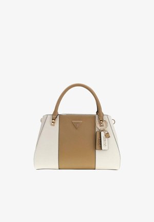To-tone beige og hvid struktureret håndtaske med top-håndtag, guldfarvet hardware og hængende mærkecharme, mærket med Guess-logo foran.