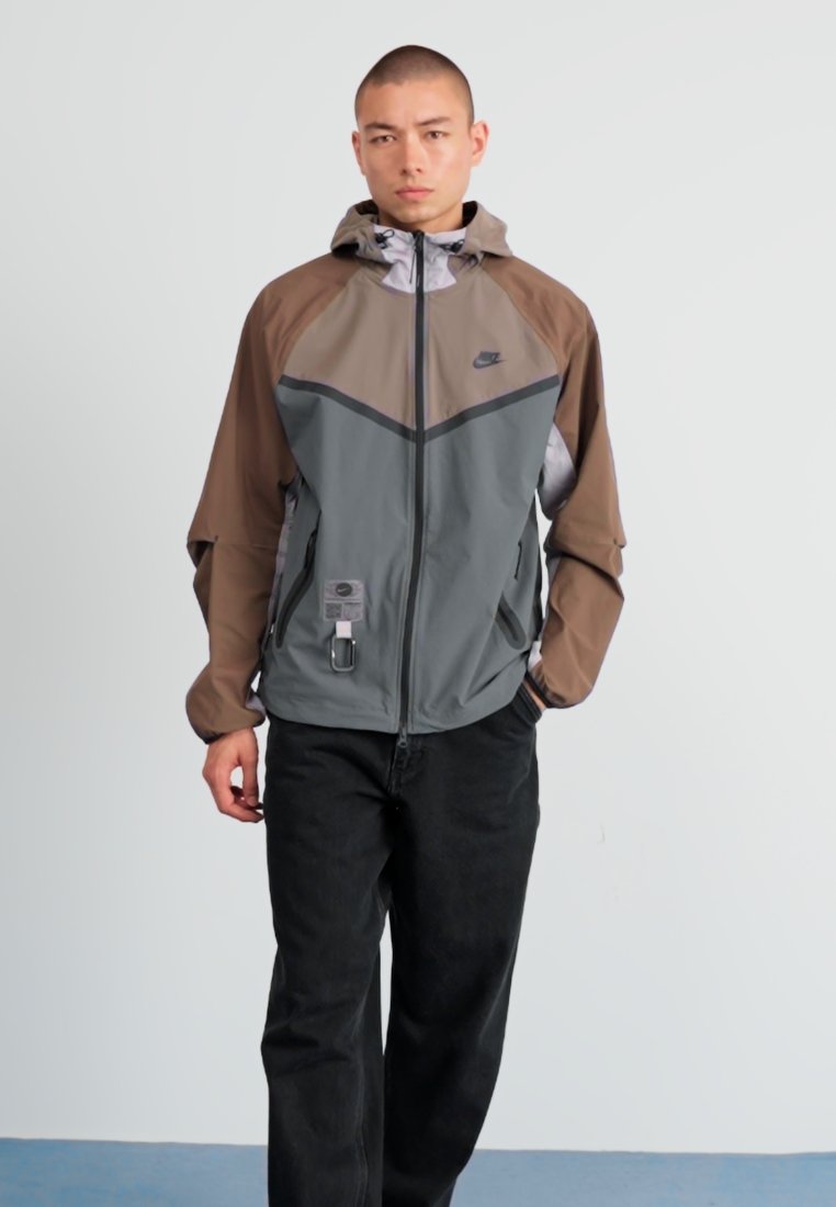 stone  nike ジャケット Nike Sportswear TECH WOVEN - Summer jacket - cave stone/college