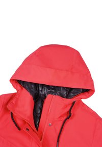 Červená voděodolná bunda s prošívanou černou podšívkou, která má kapuci na šňůrku a zapínání na zip se skrytým patentem.